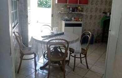 Imagem: A casa possui 2 Dormitórios, 1 Banheiro e 1 Vaga na garagem