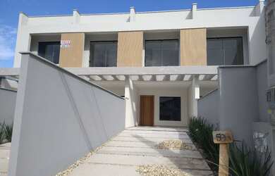 Imagem: A casa possui 3 Dormitórios, 2 Banheiros, 2 Vagas na garagem