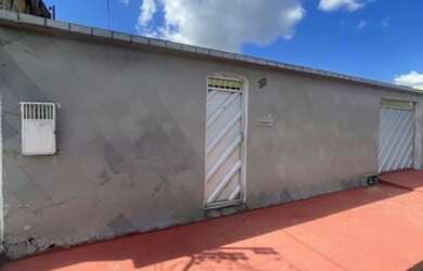 Imagem: A casa possui 3 Dormitórios, 1 Banheiro e 2 Vagas na garagem