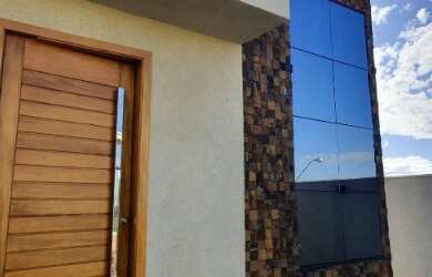 Imagem: A casa possui 3 Dormitórios, 2 Banheiros, 4 Vagas na garagem