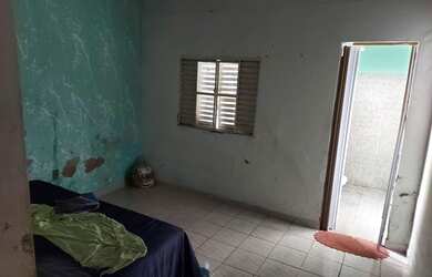 Imagem: A casa possui 1 Dormitório, 1 Banheiro, 1 Vaga na garagem