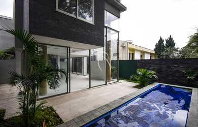 Imagem: A casa em condomínio possui 4 Dormitórios, 5 Banheiros, 5