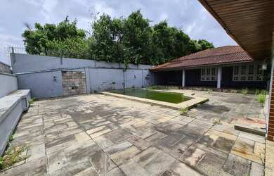 Imagem: A casa possui 5 Dormitórios, 5 Banheiros, 4 Vagas na garagem