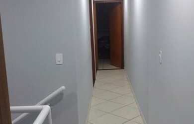 Imagem: A casa possui 3 Dormitórios, 3 Banheiros, 2 Vagas na garagem