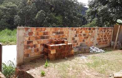 Imagem: A casa possui 2 Dormitórios, 1 Banheiro, 165m² de Área e