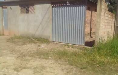 Imagem: A casa possui 3 Dormitórios, 2 Banheiros, 2 Vagas na garagem