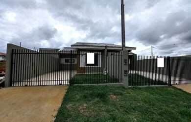 Imagem: A casa possui 3 Dormitórios, 1 Banheiro, 1 Vaga na garagem