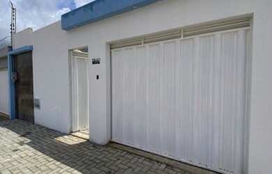 Imagem: A casa possui 2 Dormitórios, 1 Banheiro, 2 Vagas na garagem