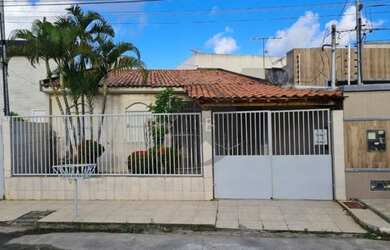 Imagem: A casa possui 3 Dormitórios, 3 Banheiros, 2 Vagas na garagem