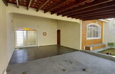 Imagem: A casa possui 3 Dormitórios, 2 Banheiros, 4 Vagas na garagem