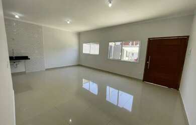 Imagem: A casa possui 3 Dormitórios, 2 Banheiros, 2 Vagas na garagem