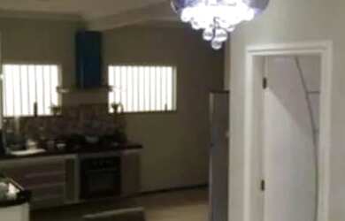 Imagem: A casa possui 3 Dormitórios, 1 Banheiro, 1 Vaga na garagem