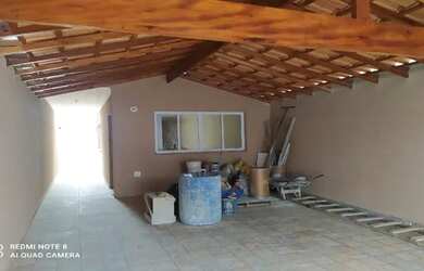 Imagem: A casa possui 3 Dormitórios, 2 Banheiros, 2 Vagas na garagem