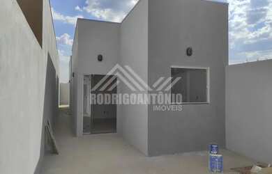 Imagem: A casa possui 3 Dormitórios, 1 Banheiro, 1 Vaga na garagem