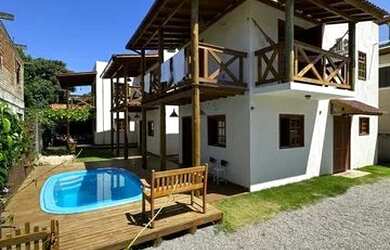 Imagem: A casa possui 1 Dormitório, 2 Banheiros, 1 Vaga na garagem