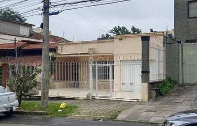 Imagem: A casa possui 4 Dormitórios, 2 Banheiros, 1 Vaga na garagem