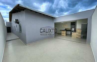 Imagem: A casa possui 3 Dormitórios, 1 Banheiro, 2 Vagas na garagem