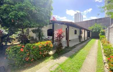 Imagem: A casa possui 5 Dormitórios, 4 Banheiros, 5 Vagas na garagem