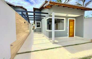 Imagem: A casa possui 3 Dormitórios, 2 Banheiros, 2 Vagas na garagem