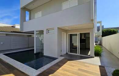 Imagem: A casa possui 3 Dormitórios, 1 Banheiro, 250m² de Área e