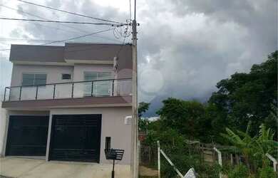 Imagem: A casa possui 2 Dormitórios, 1 Banheiro, 2 Vagas na garagem