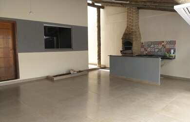 Imagem: A casa possui 3 Dormitórios, 2 Banheiros, 3 Vagas na garagem