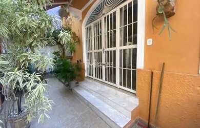 Imagem: A casa possui 4 Dormitórios, 4 Banheiros, 2 Vagas na garagem