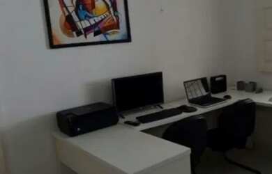 Imagem: A casa e possui 3 Dormitórios, Suítes, 2 Banheiros, 3 Vagas