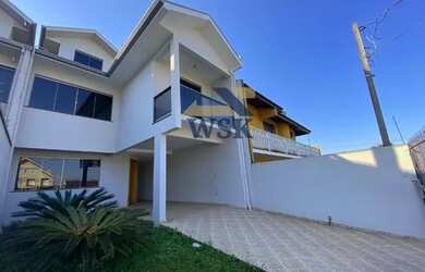 Imagem: A casa possui 3 Dormitórios, 2 Banheiros, 3 Vagas na garagem