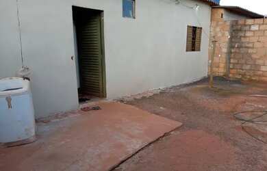 Imagem: A casa possui 2 Dormitórios, 1 Banheiro, 3 Vagas na garagem