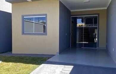 Imagem: A casa possui 3 Dormitórios, 2 Banheiros, 2 Vagas na garagem