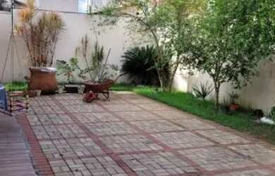 Imagem: A casa possui 3 Dormitórios, 3 Banheiros, 3 Vagas na garagem