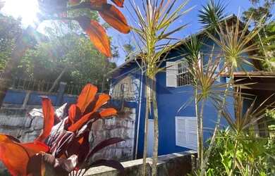 Imagem: A casa possui 2 Dormitórios, 1 Banheiro, 2 Vagas na garagem