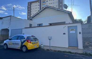 Imagem: A casa possui 3 Dormitórios, 1 Banheiro, 1 Vaga na garagem