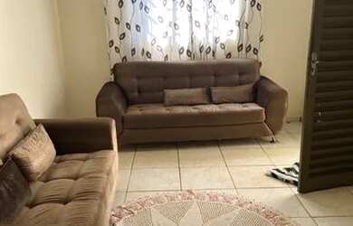 Imagem: A casa possui 2 Dormitórios, 1 Banheiro, 2 Vagas na garagem