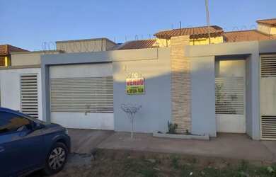 Imagem: A casa possui 2 Dormitórios, 2 Banheiros, 2 Vagas na garagem