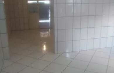 Imagem: A casa possui 2 Dormitórios, 1 Banheiro, 2 Vagas na garagem