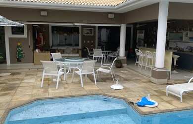 Imagem: A casa em condomínio possui 4 Dormitórios, 5 Banheiros, 4