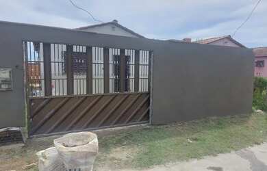 Imagem: A casa possui 2 Dormitórios, 1 Banheiro, 2 Vagas na garagem