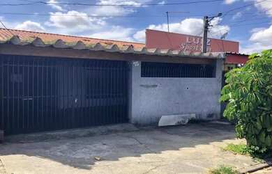 Imagem: A casa possui 3 Dormitórios, 1 Banheiro, 1 Vaga na garagem