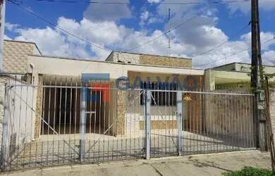 Imagem: A casa possui 3 Dormitórios, 1 Banheiro, 2 Vagas na garagem