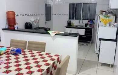 Imagem: A casa possui 3 Dormitórios, 3 Banheiros, 2 Vagas na garagem