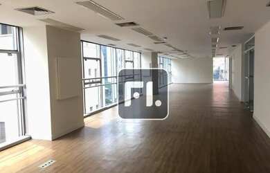 Imagem: O depósito possui 3 Vagas na garagem, 165m² de Área e está