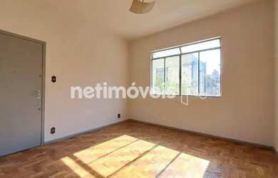 Imagem: O apartamento possui 3 Dormitórios, 1 Banheiro, 3 Vagas na