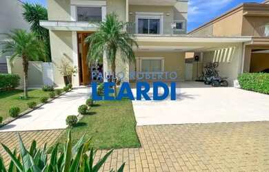 Imagem: A casa em condomínio possui 4 Dormitórios, 4 Banheiros, 4