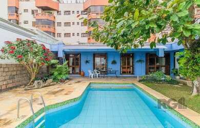 Imagem: A casa possui 3 Dormitórios, 3 Banheiros, 4 Vagas na garagem