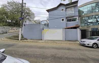 Imagem: A casa possui 3 Dormitórios, 4 Banheiros, 3 Vagas na garagem