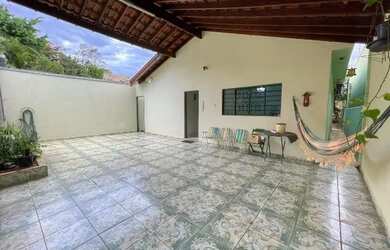 Imagem: A casa possui 3 Dormitórios, 3 Banheiros, 2 Vagas na garagem