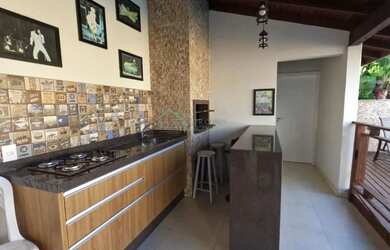 Imagem: A casa possui 3 Dormitórios, 2 Banheiros, 2 Vagas na garagem