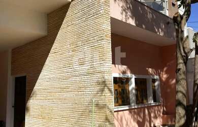 Imagem: A casa possui 3 Dormitórios, 3 Banheiros, 3 Vagas na garagem